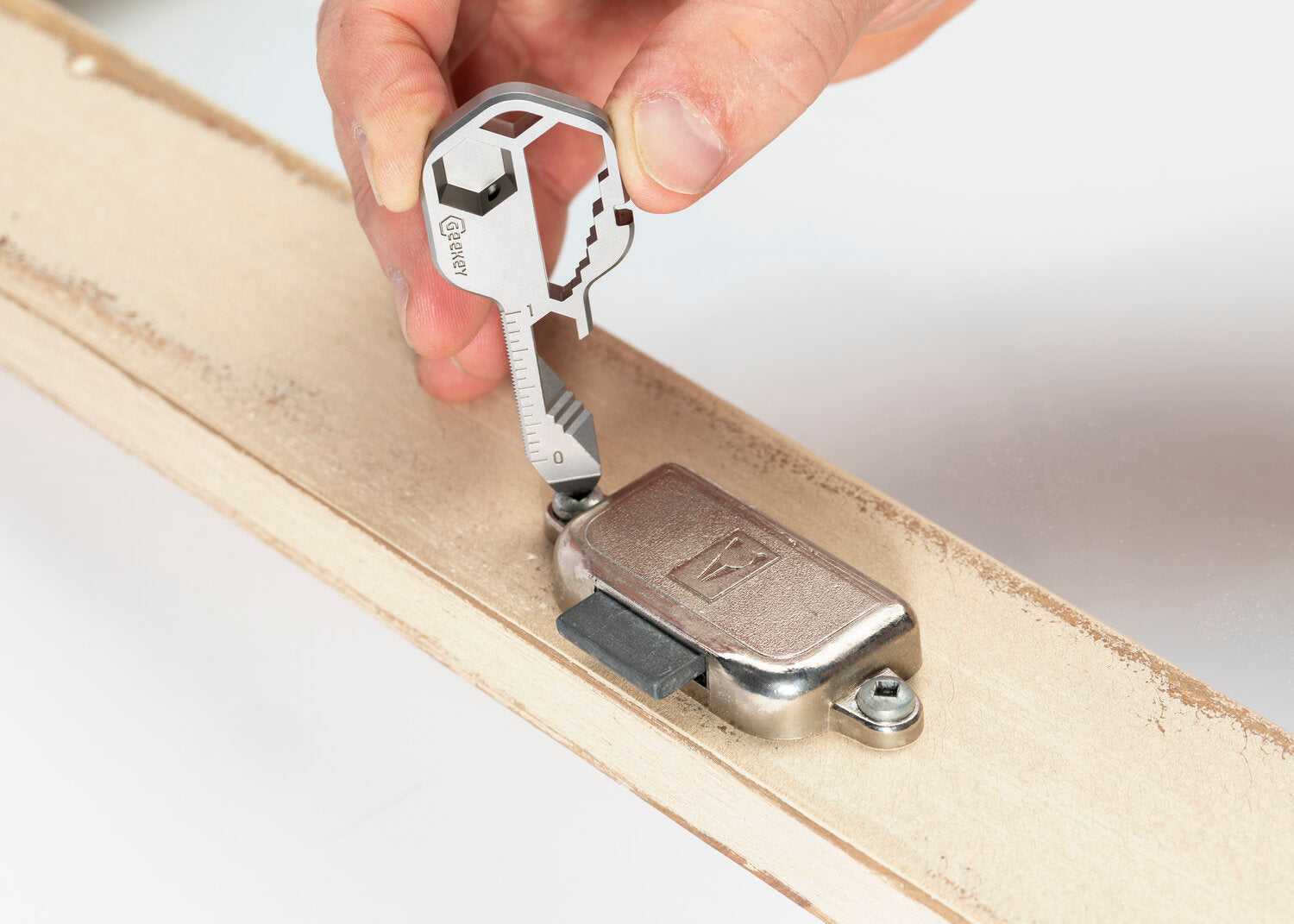 Geekey Keychain Multitool UK being used as allen key 